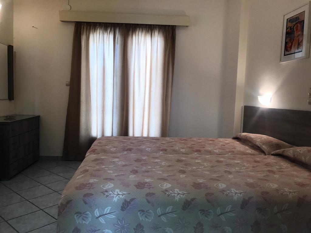 Hotel Karyatides Agia Marina  المظهر الخارجي الصورة