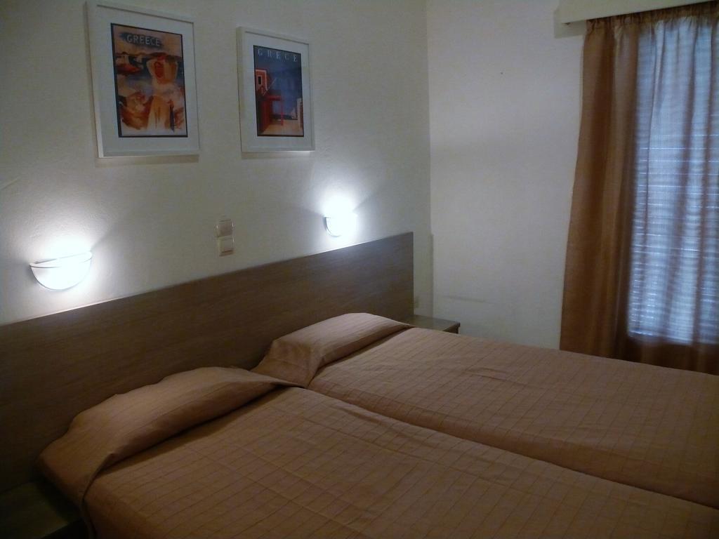 Hotel Karyatides Agia Marina  المظهر الخارجي الصورة