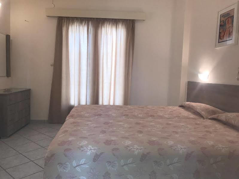 Hotel Karyatides Agia Marina  المظهر الخارجي الصورة