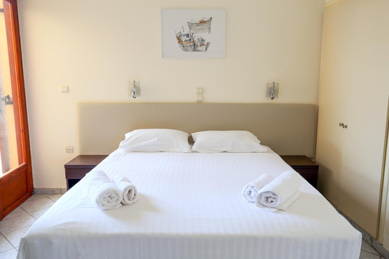 Hotel Karyatides Agia Marina  المظهر الخارجي الصورة