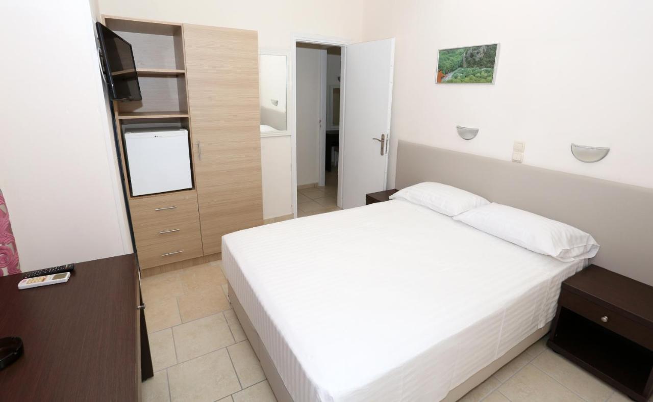 Hotel Karyatides Agia Marina  المظهر الخارجي الصورة