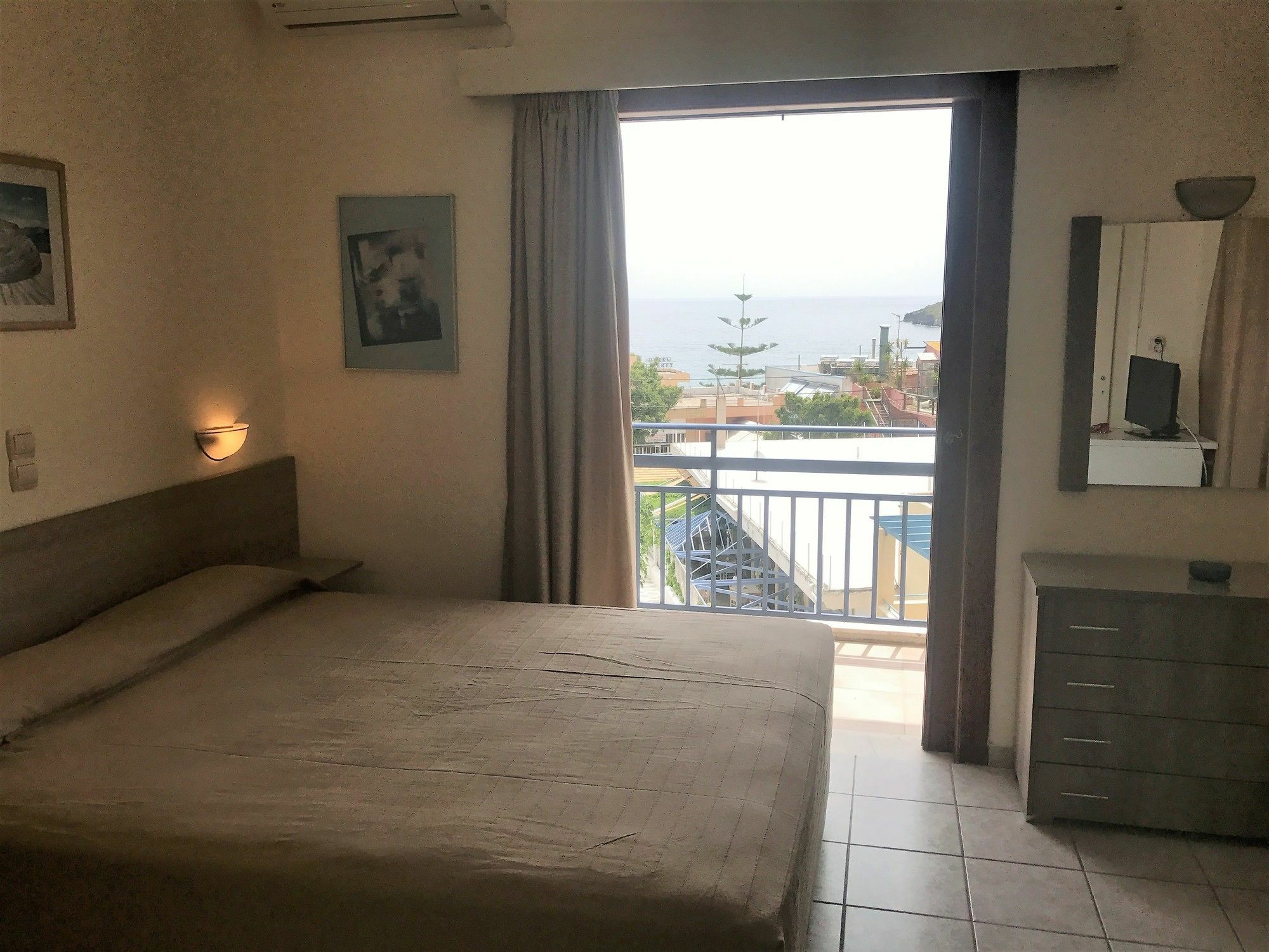 Hotel Karyatides Agia Marina  المظهر الخارجي الصورة