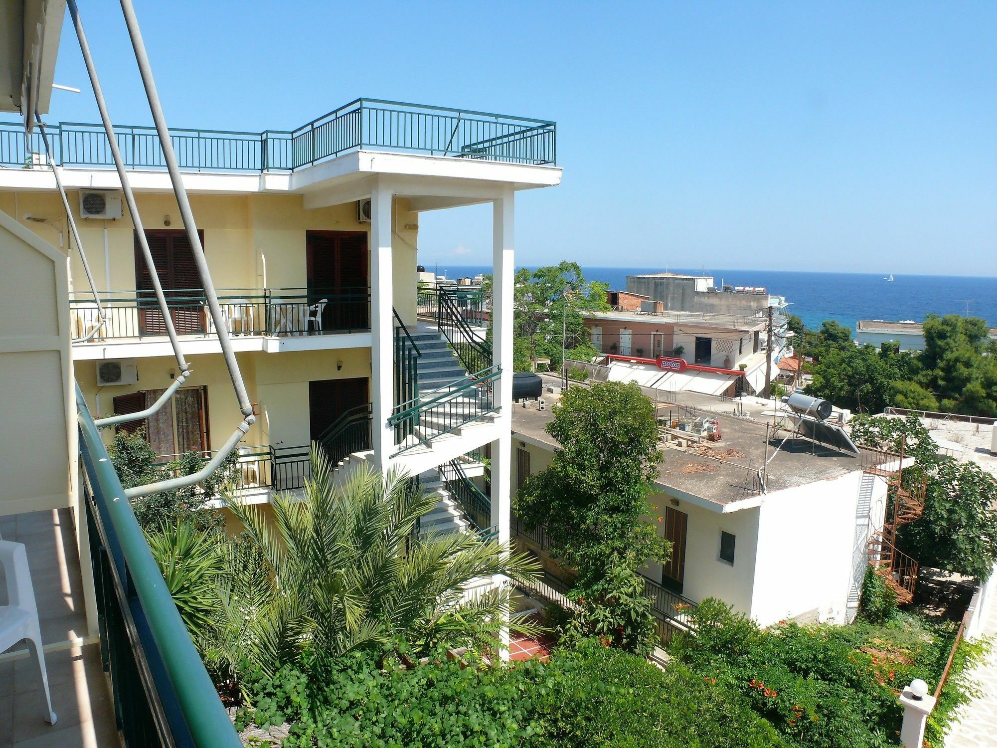 Hotel Karyatides Agia Marina  المظهر الخارجي الصورة