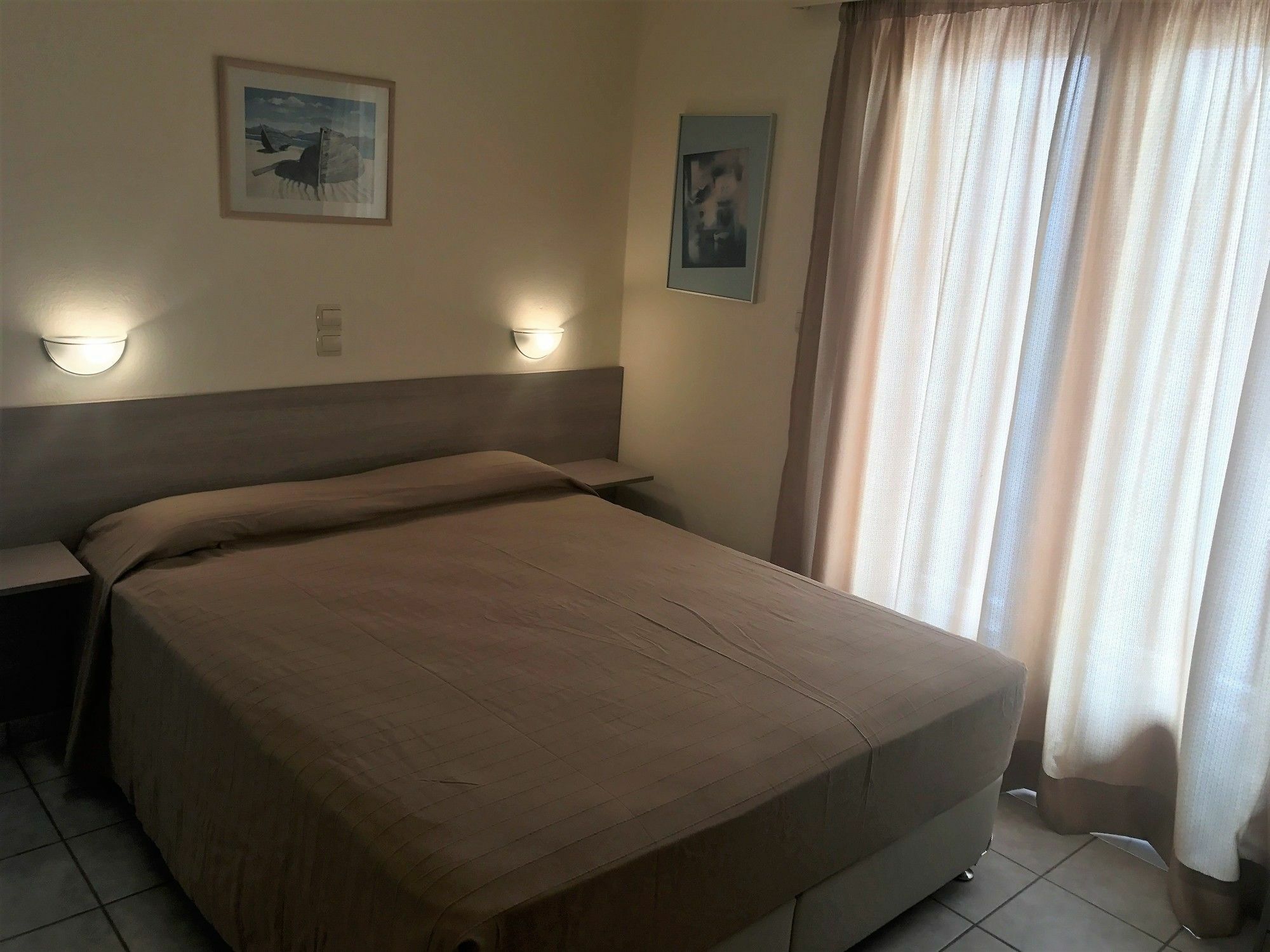 Hotel Karyatides Agia Marina  المظهر الخارجي الصورة